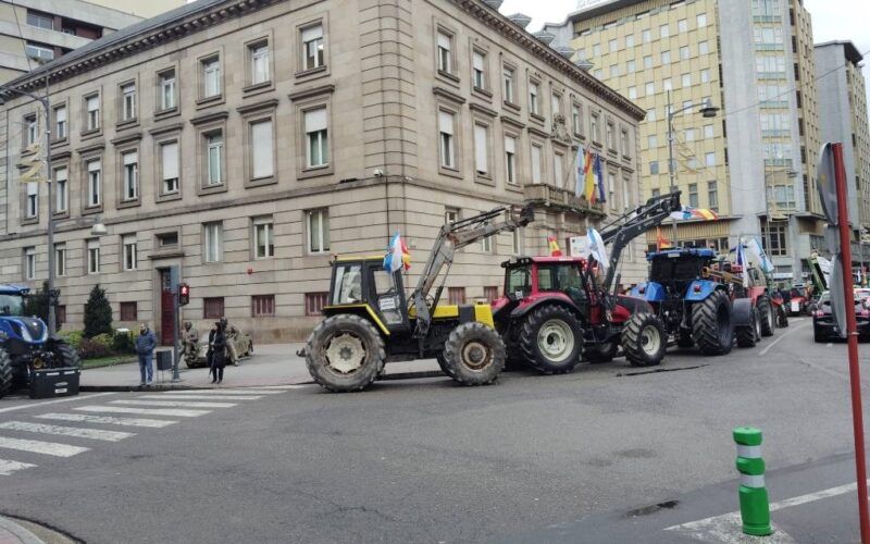 O BNG co sector agrogandeiro na tractorada en Ourense