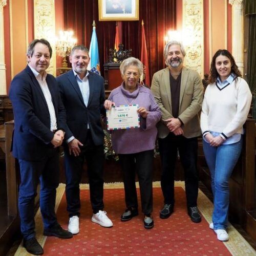 O Concello de Ourense entrega a AFAOR a recadación solidaria da Carreira do San Martiño
