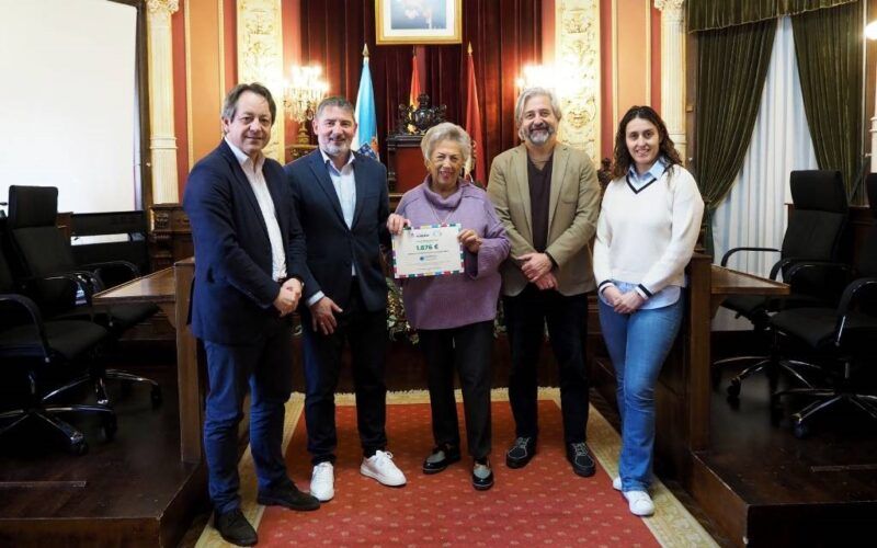 O Concello de Ourense entrega a AFAOR a recadación solidaria da Carreira do San Martiño