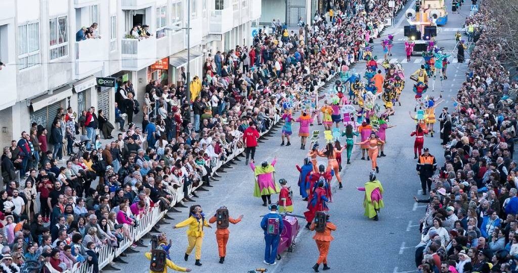 Mil persoas e doce comparsas no Entroido de Tui