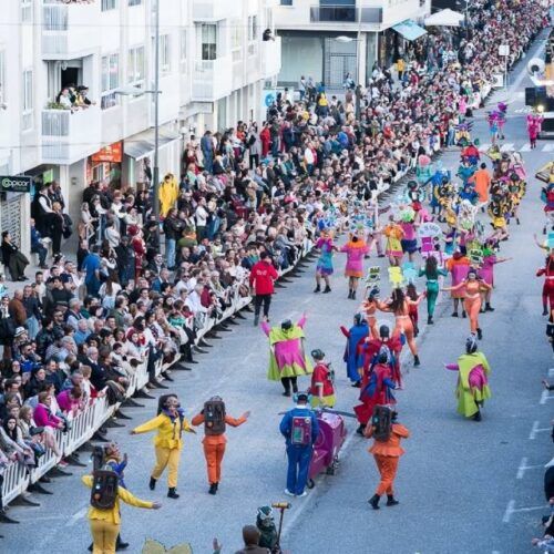 Mil persoas e doce comparsas no Entroido de Tui