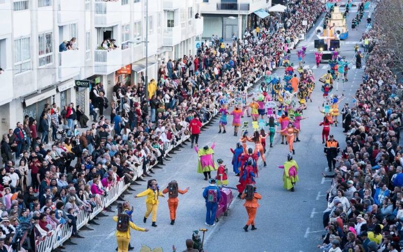 Mil persoas e doce comparsas no Entroido de Tui