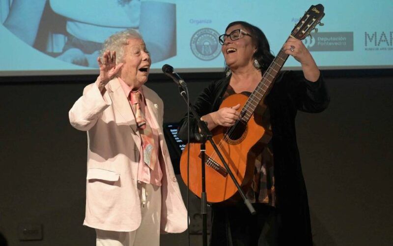 A RAG honra en Vigo a obra de María Xosé Queizán