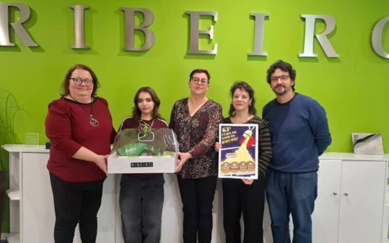 A Feira do Viño do Ribeiro galardoa a unha alumna do IES O Ribeiro pola súa orixinal proposta de cartaz