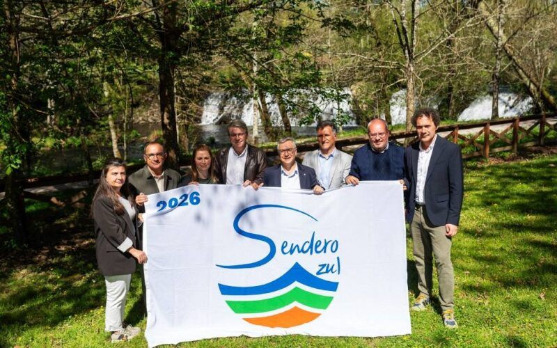 A Deputación de Ourense reforza a súa aposta pola sustentabilidade co izado das bandeiras Sendeiro Azul