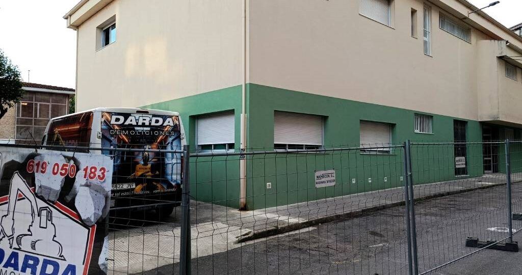 Goberno e oposición chocan polo traslado da escola infantil de Ponteareas