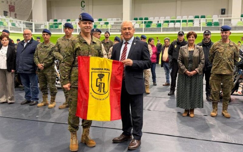 A Guardia Real e o Concello de Monforte intercambiaron agasallos institucionais