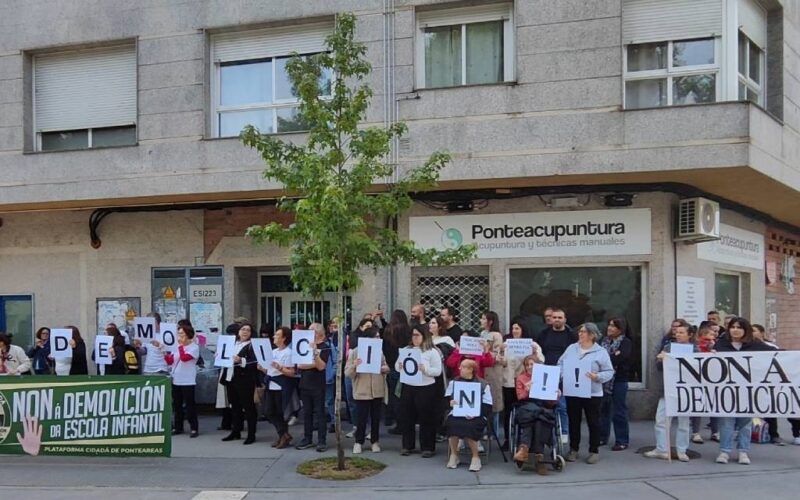 Protestas diante da nova escola infantil de Ponteareas