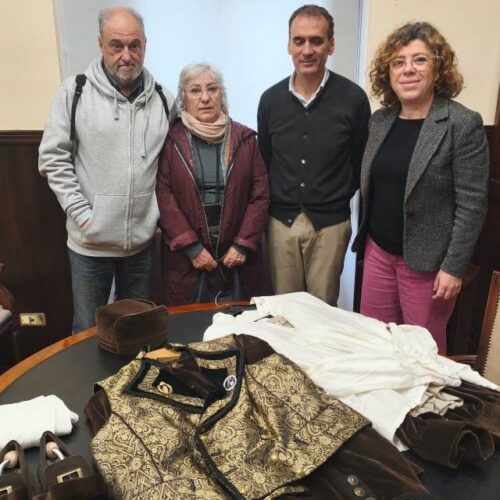 Tui recibe a doazón dunha traxe tradicional masculina