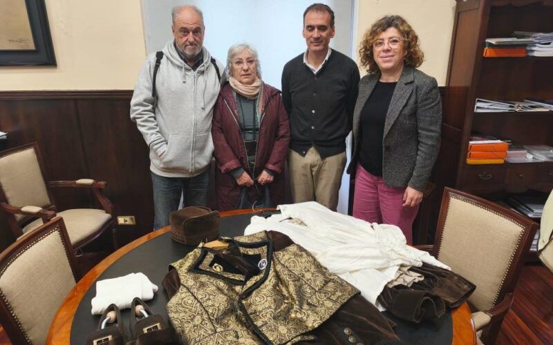 Tui recibe a doazón dunha traxe tradicional masculina