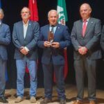 O alcalde de Monforte recibe o premio Escoba de Platino 2026