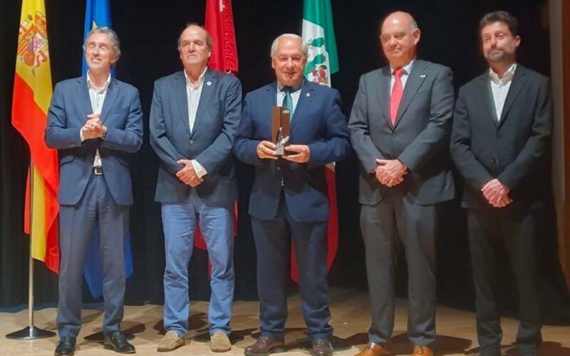 O alcalde de Monforte recibe o premio Escoba de Platino 2026