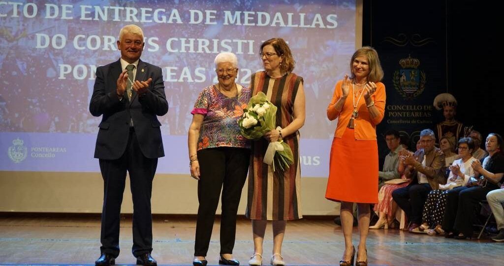 Homenaxe aos alfombreiros do Corpus e a Maruja Carrera, do portal de Oriente