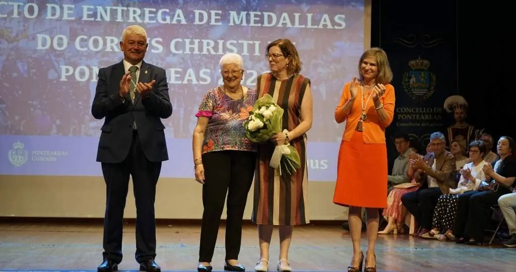 Homenaxe aos alfombreiros do Corpus e a Maruja Carrera, do portal de Oriente