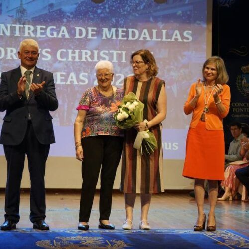 Homenaxe aos alfombreiros do Corpus e a Maruja Carrera, do portal de Oriente