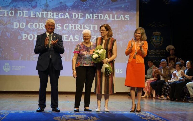 Homenaxe aos alfombreiros do Corpus e a Maruja Carrera, do portal de Oriente