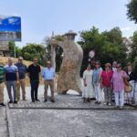 Unha escultura rende homenaxe en Tui aos peregrinos do Camiño Portugués