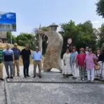 Unha escultura rende homenaxe en Tui aos peregrinos do Camiño Portugués