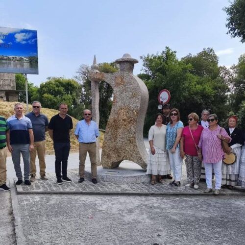 Unha escultura rende homenaxe en Tui aos peregrinos do Camiño Portugués