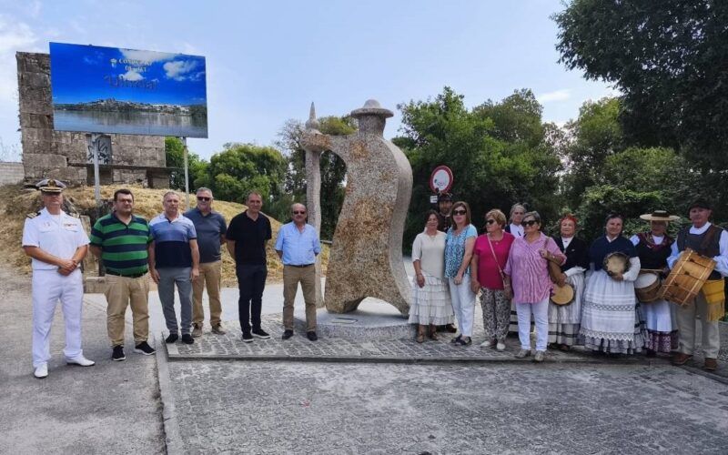 Unha escultura rende homenaxe en Tui aos peregrinos do Camiño Portugués
