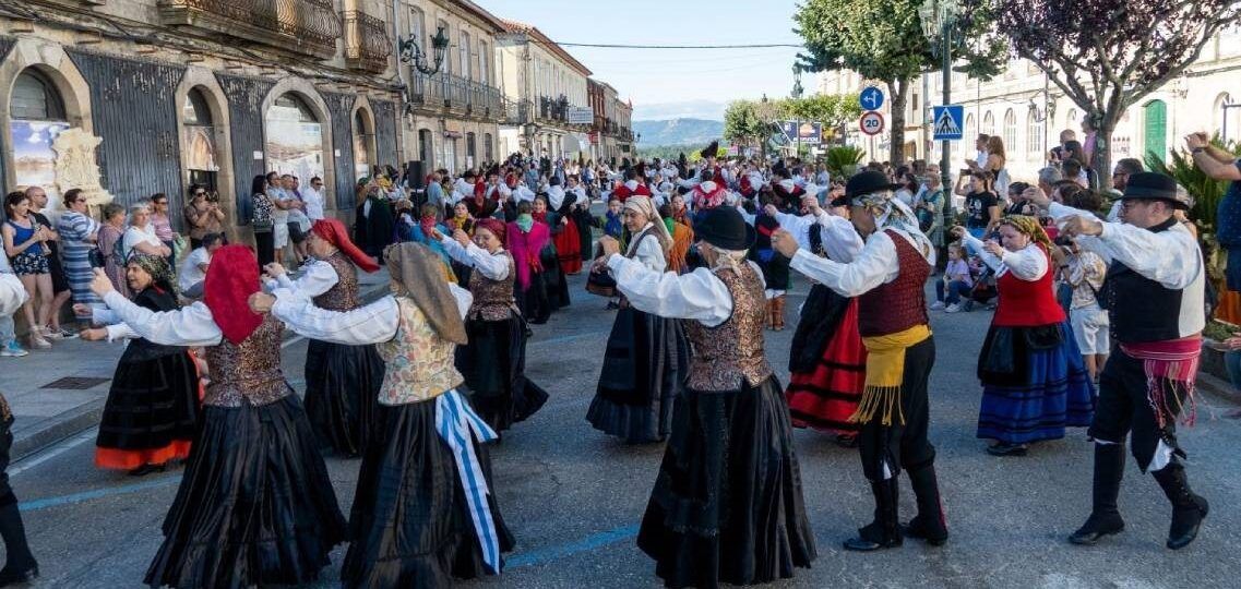 O folk enche Tui de música e tradición