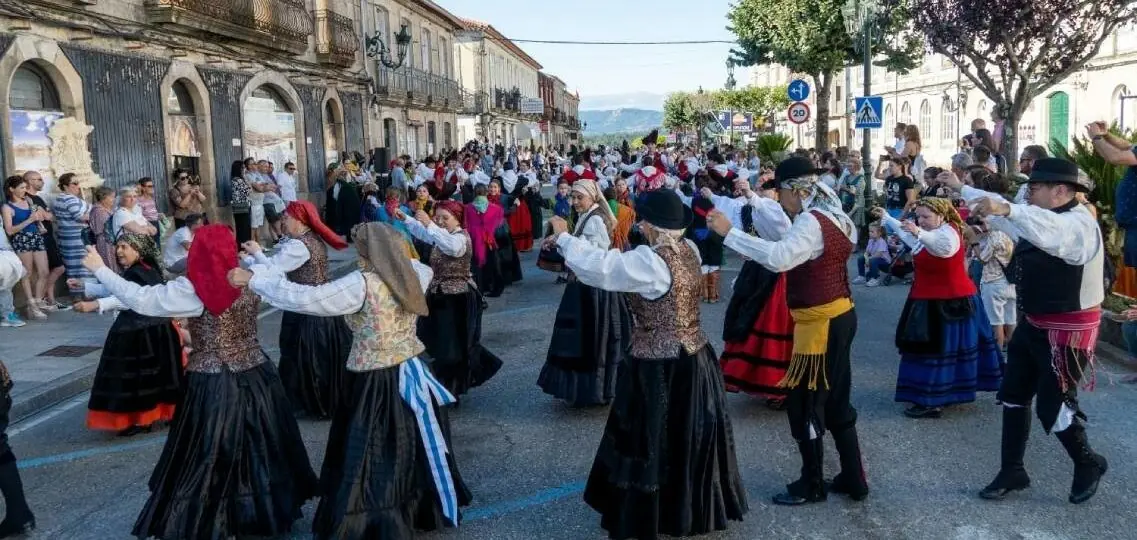 O folk enche Tui de música e tradición