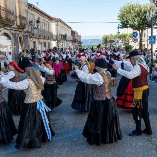 O folk enche Tui de música e tradición