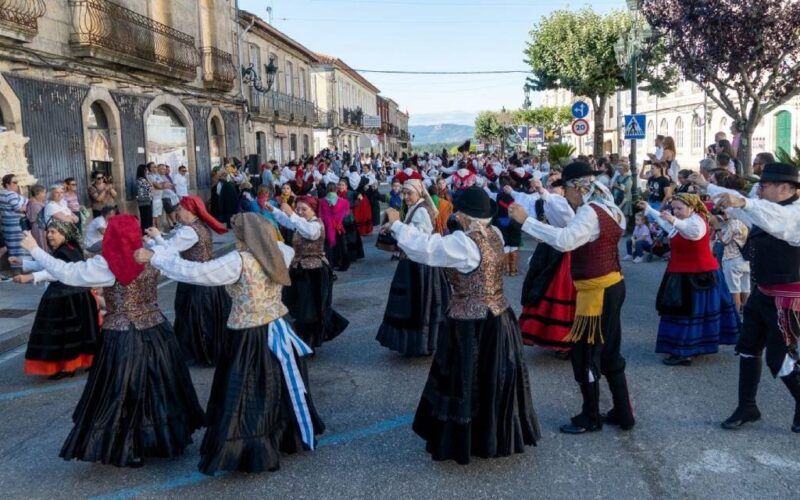 O folk enche Tui de música e tradición