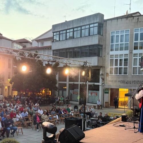 Os Grupos Monfortinos traen a música en directo