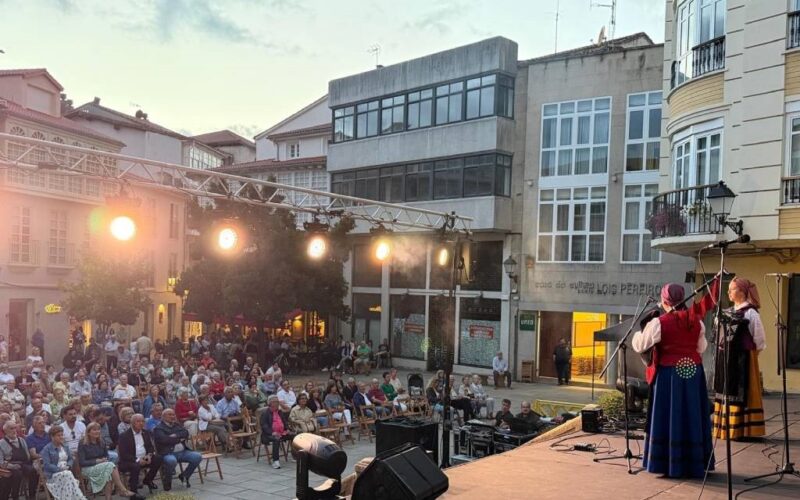 Os Grupos Monfortinos traen a música en directo