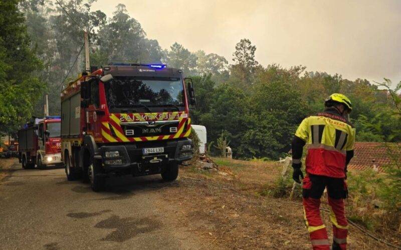 Controlado incendio na parroquia de Nogueiras en Ponteareas