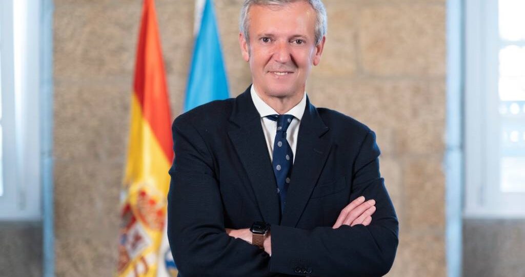 O presidente da Xunta de Galicia Alfonso Rueda saúda a Novas do Eixo Atlántico con motivo dos actos que celebra en Oviedo a Asociación Día de Galicia en Asturias
