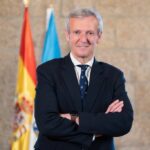 O presidente da Xunta de Galicia Alfonso Rueda saúda a Novas do Eixo Atlántico con motivo dos actos que celebra en Oviedo a Asociación Día de Galicia en Asturias