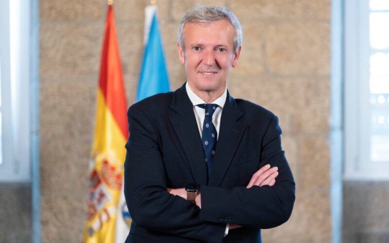 O presidente da Xunta de Galicia Alfonso Rueda saúda a Novas do Eixo Atlántico con motivo dos actos que celebra en Oviedo a Asociación Día de Galicia en Asturias