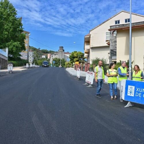 Baldosas podotáctiles nos pasos de peóns da rúa Bispo Cesáreo en Ourense