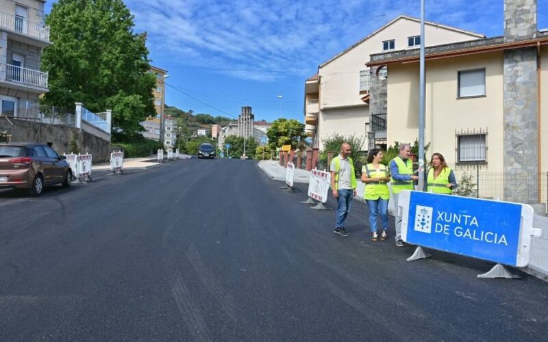 Baldosas podotáctiles nos pasos de peóns da rúa Bispo Cesáreo en Ourense