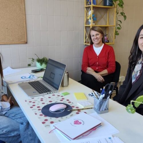 Salceda incorpora unha educadora social